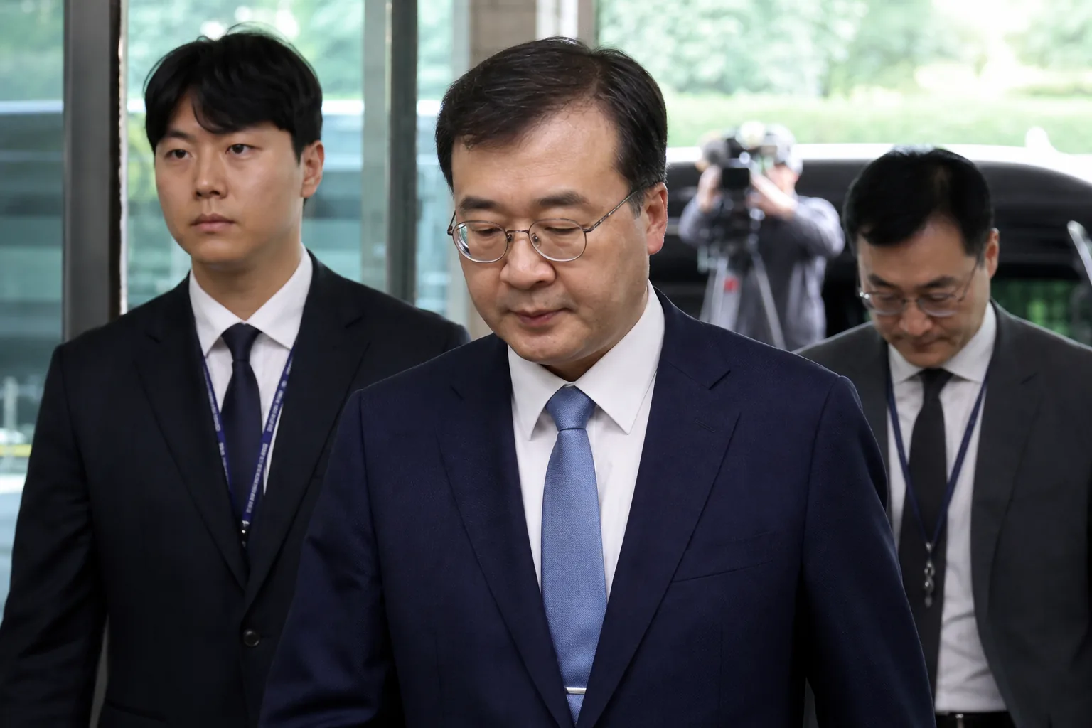 특검 수사 기록과 법원 영장 절차를 표현한 이미지