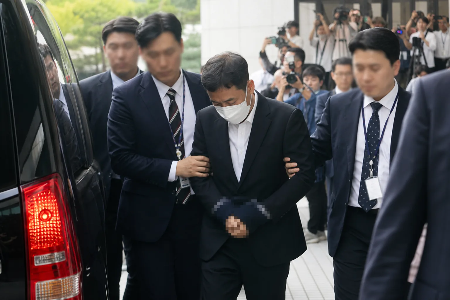 수사 기한 연장 논의와 국회 법 개정 절차를 표현한 이미지