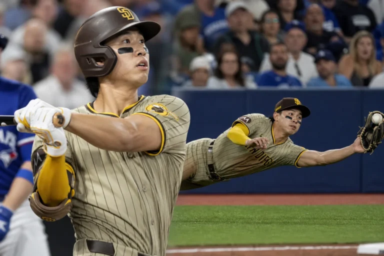 MLB 경기에서 타격과 수비로 활약하는 야구 선수 이미지