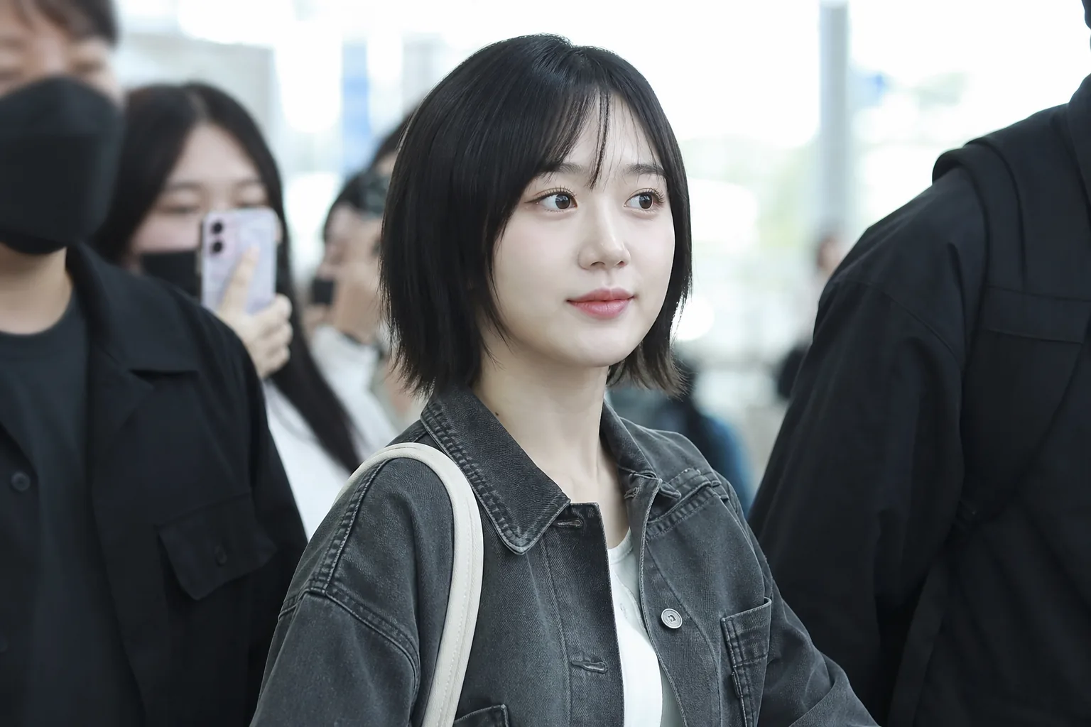 아이돌 헤어스타일 변화와 팬 소통 플랫폼 반응을 표현한 이미지