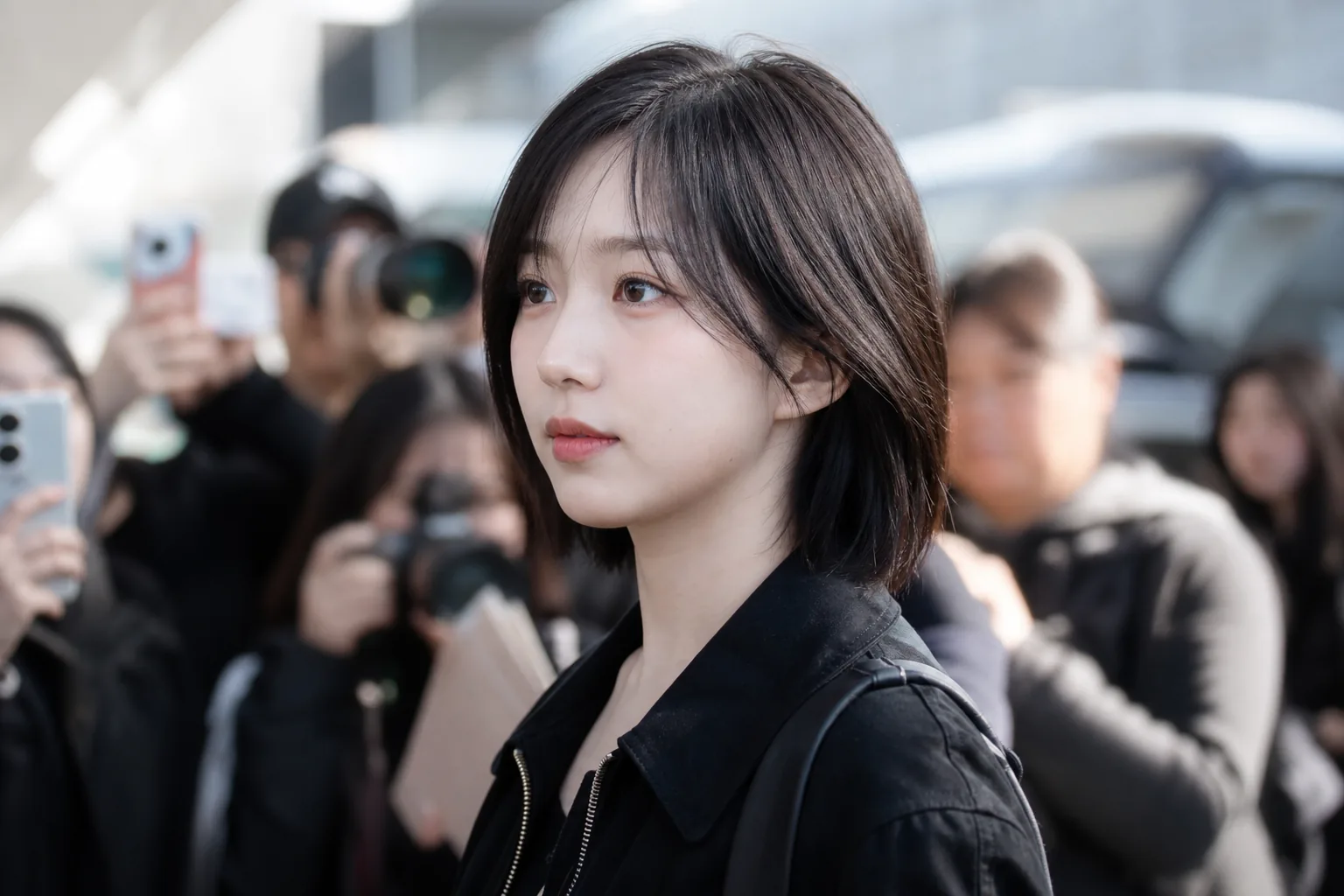 공항 사진과 직캠 시대의 스타 스타일링 평가 문화를 보여주는 이미지