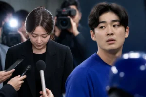 스포츠 경기 후 인터뷰 현장과 미디어 책임을 상징하는 이미지