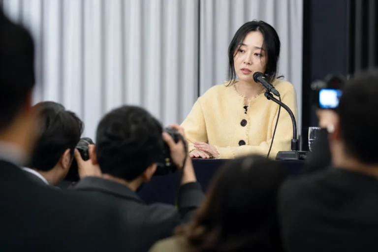 K팝 제작자 기자회견과 새 보이그룹 프로젝트를 상징하는 이미지
