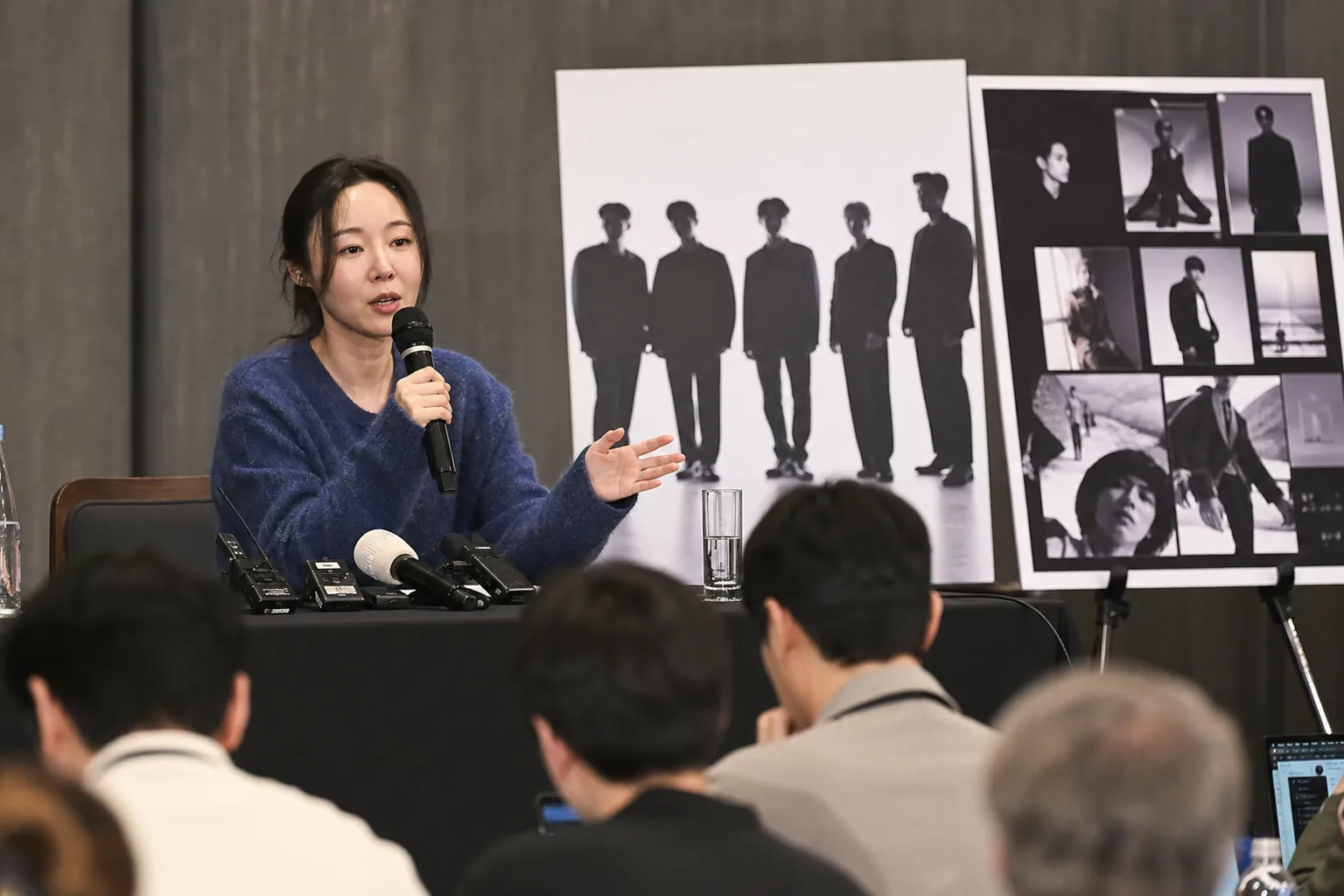 외신 기자회견장에서 K팝 프로젝트를 설명하는 장면을 표현한 AI 이미지