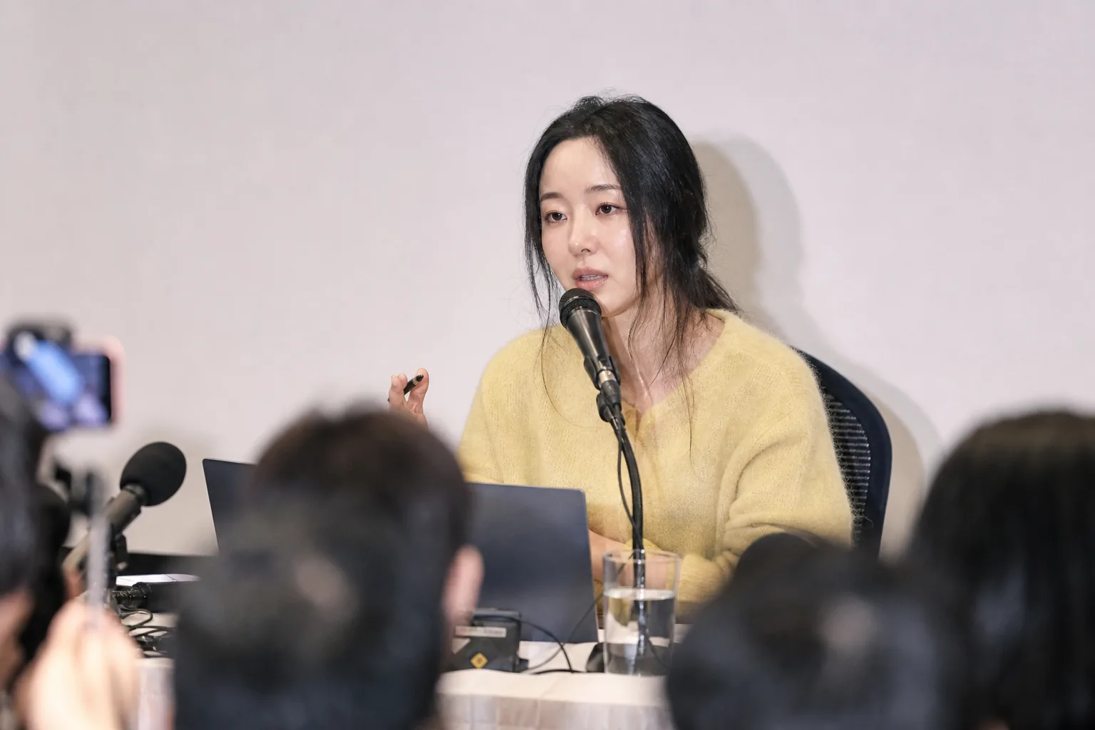 K팝 산업의 글로벌 전략과 신인 그룹 준비 과정을 표현한 AI 이미지