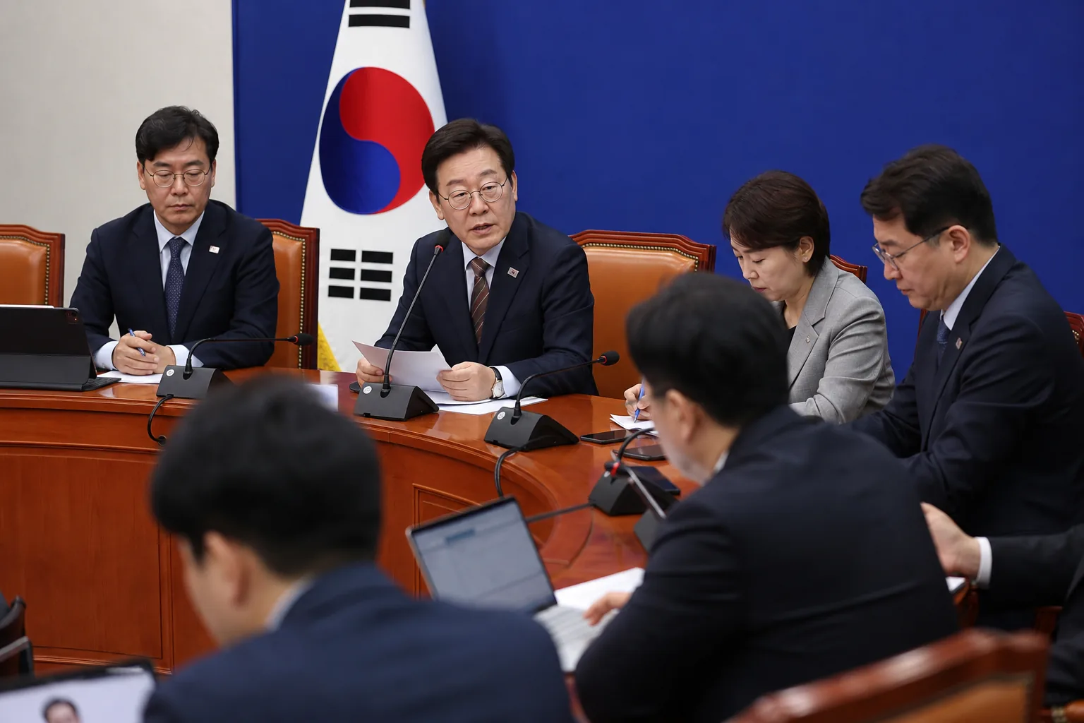 정당 최고위원회의에서 전당대회 규칙을 논의하는 장면