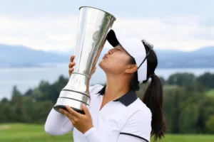 LPGA 메이저 대회 우승 트로피와 골프 코스의 환호 장면