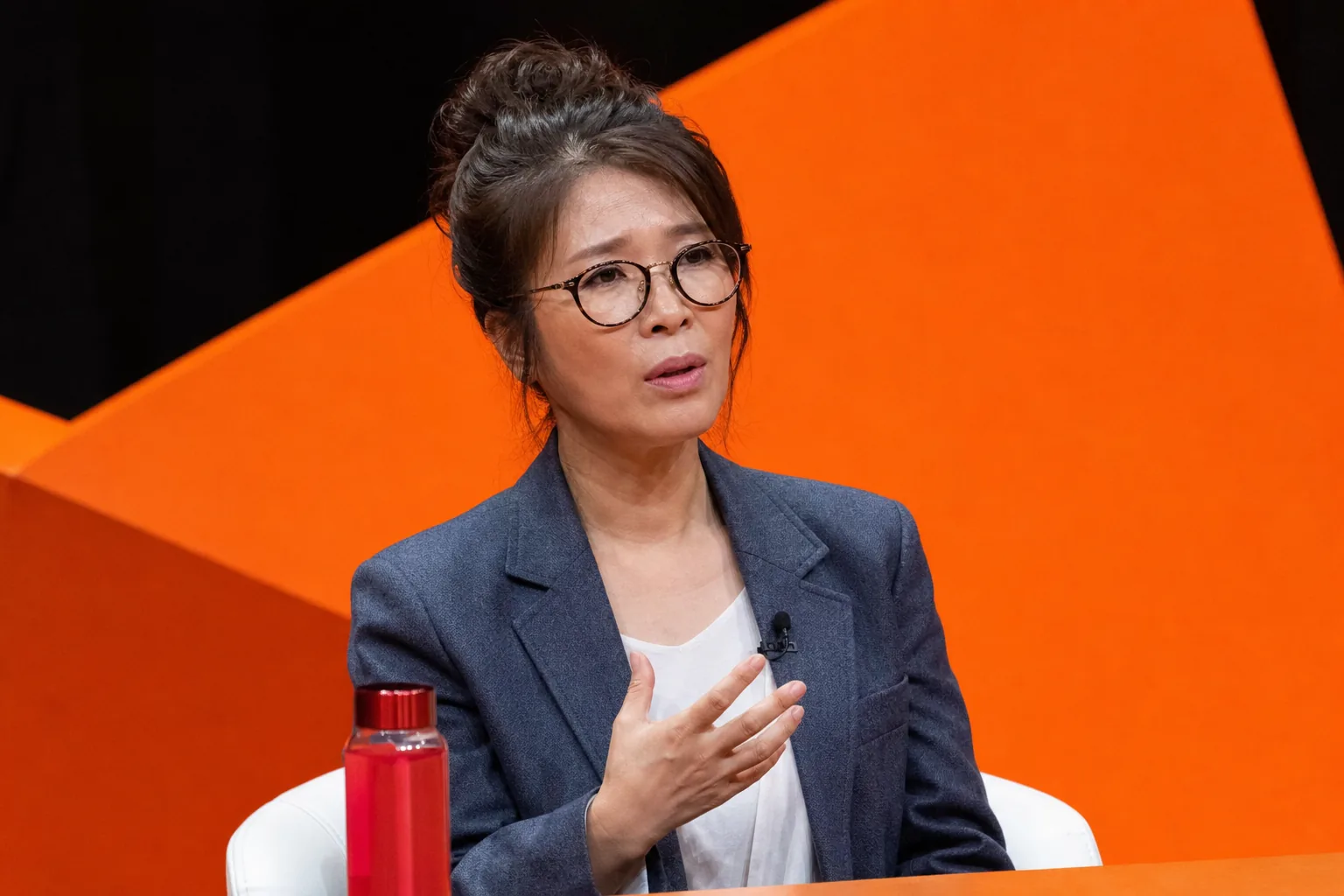 예능 스튜디오에서 출연자가 진솔한 이야기를 나누는 장면