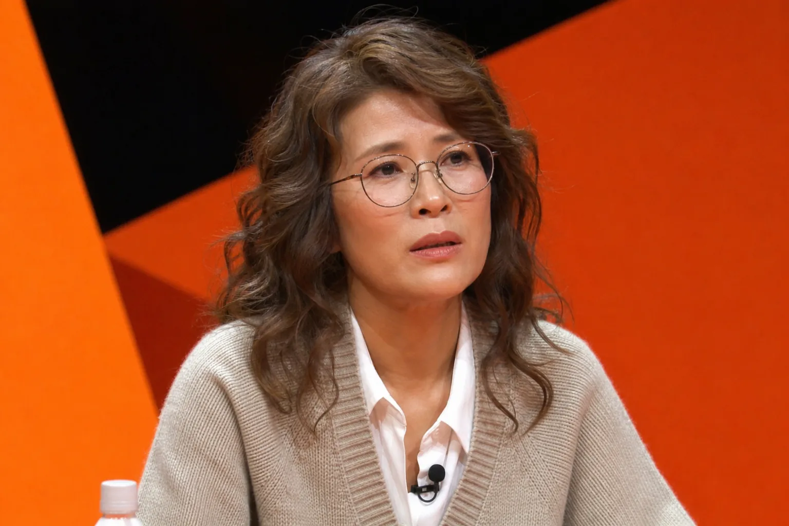 관계 속 신뢰 문제와 대화를 상징하는 방송 이미지