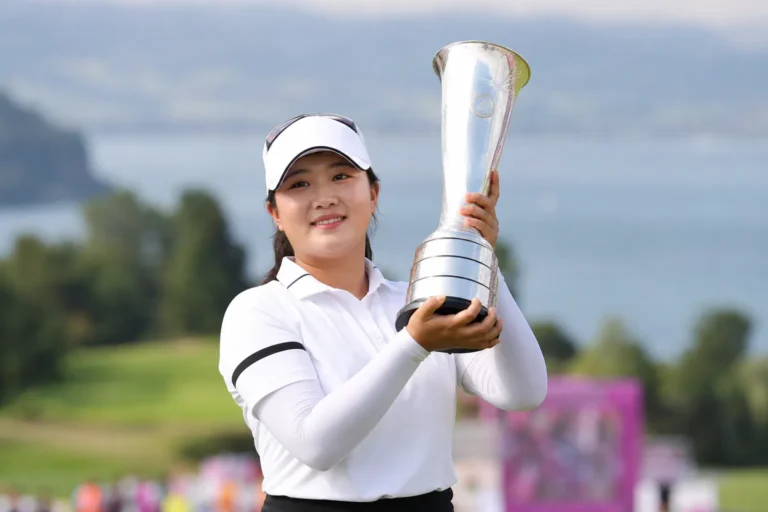 LPGA 메이저 대회 우승 트로피를 든 한국 여자 골프 선수를 표현한 이미지