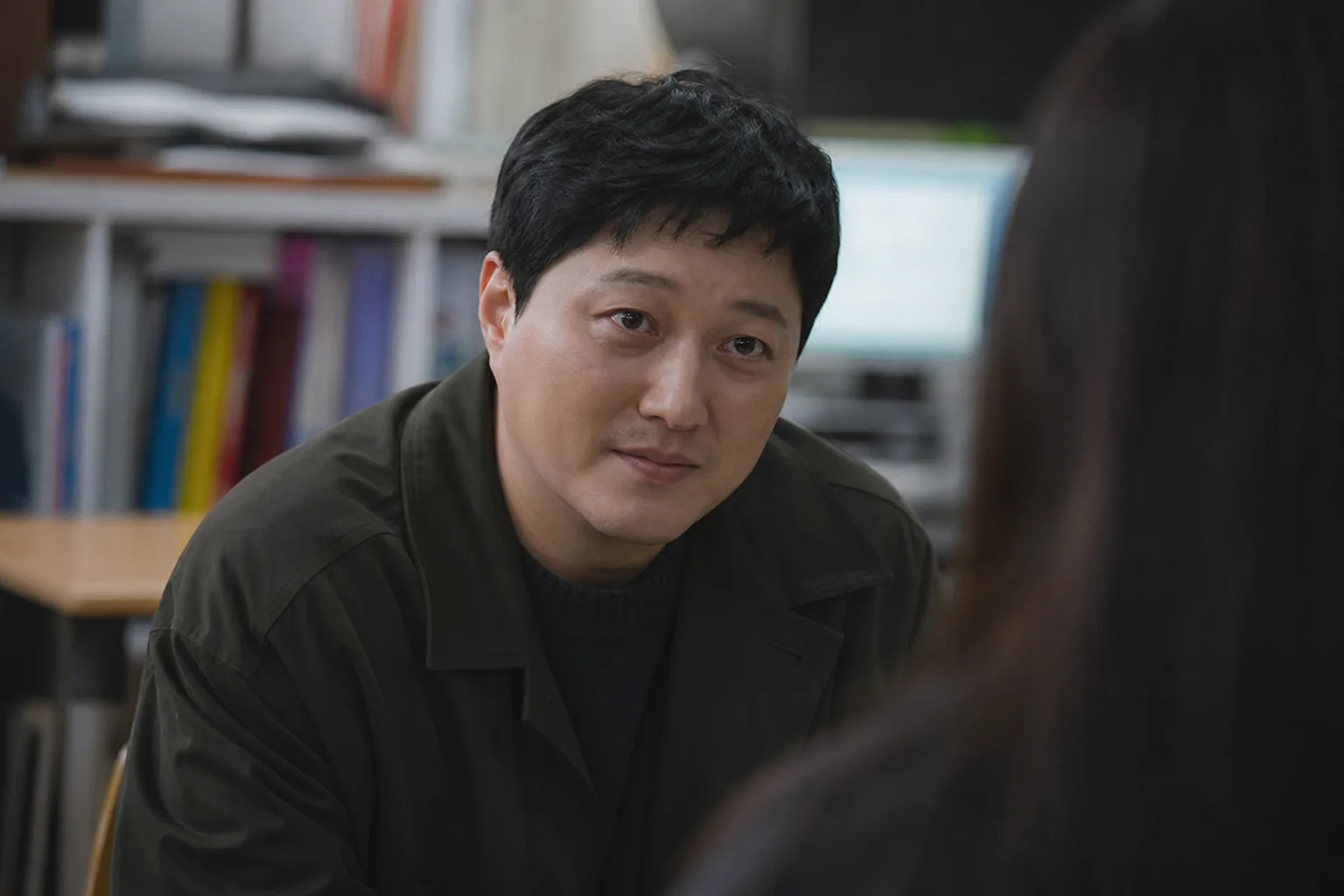어두운 드라마 세트와 긴장감 있는 인물 실루엣 이미지