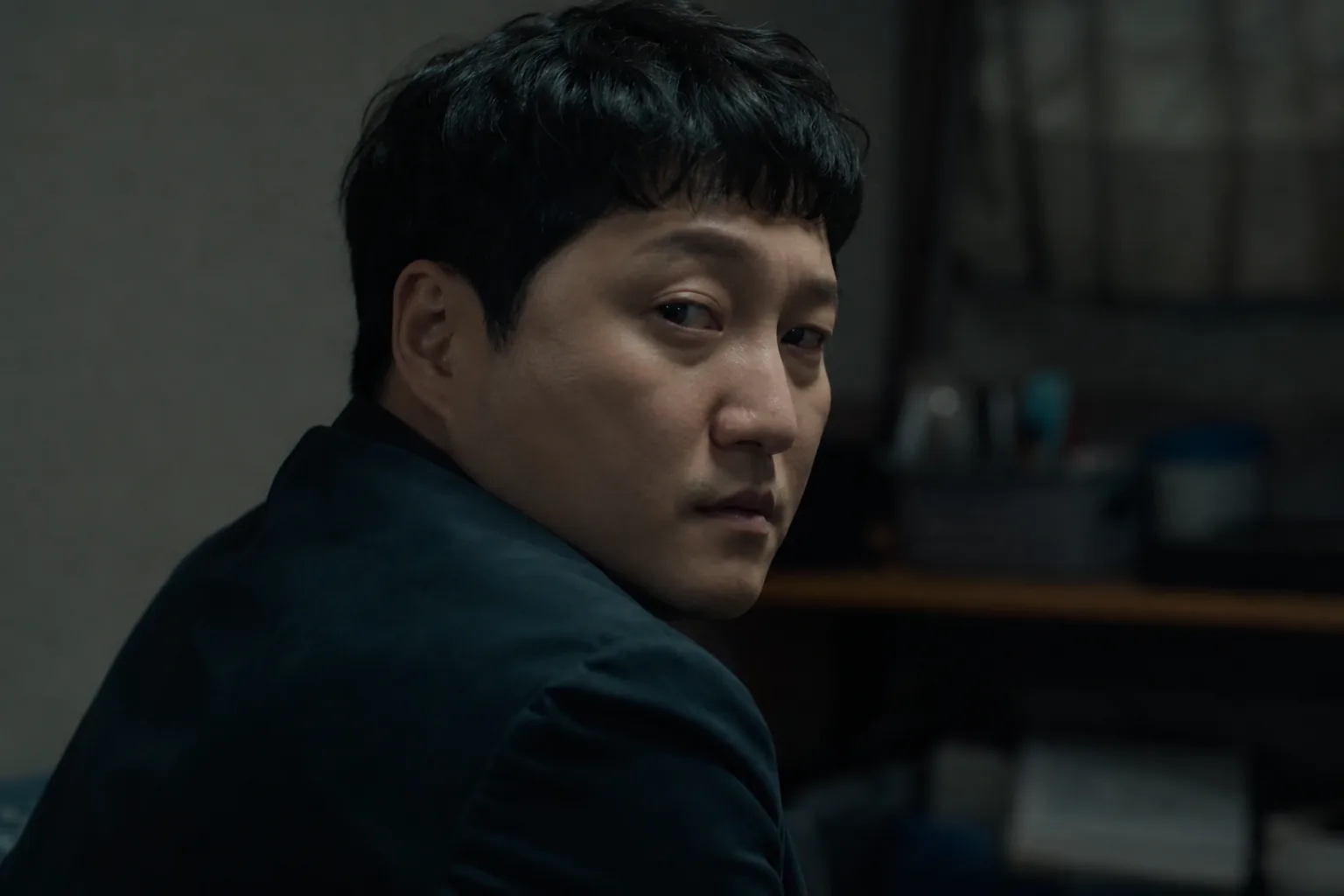 심리 스릴러 드라마의 대립 구도를 상징하는 어두운 복도 이미지