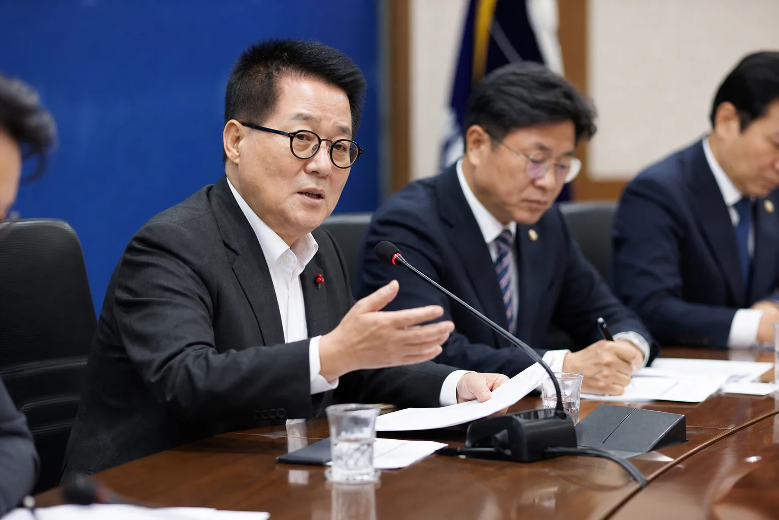정당 전당대회와 투표 규칙 논쟁을 상징하는 정치 행사 이미지