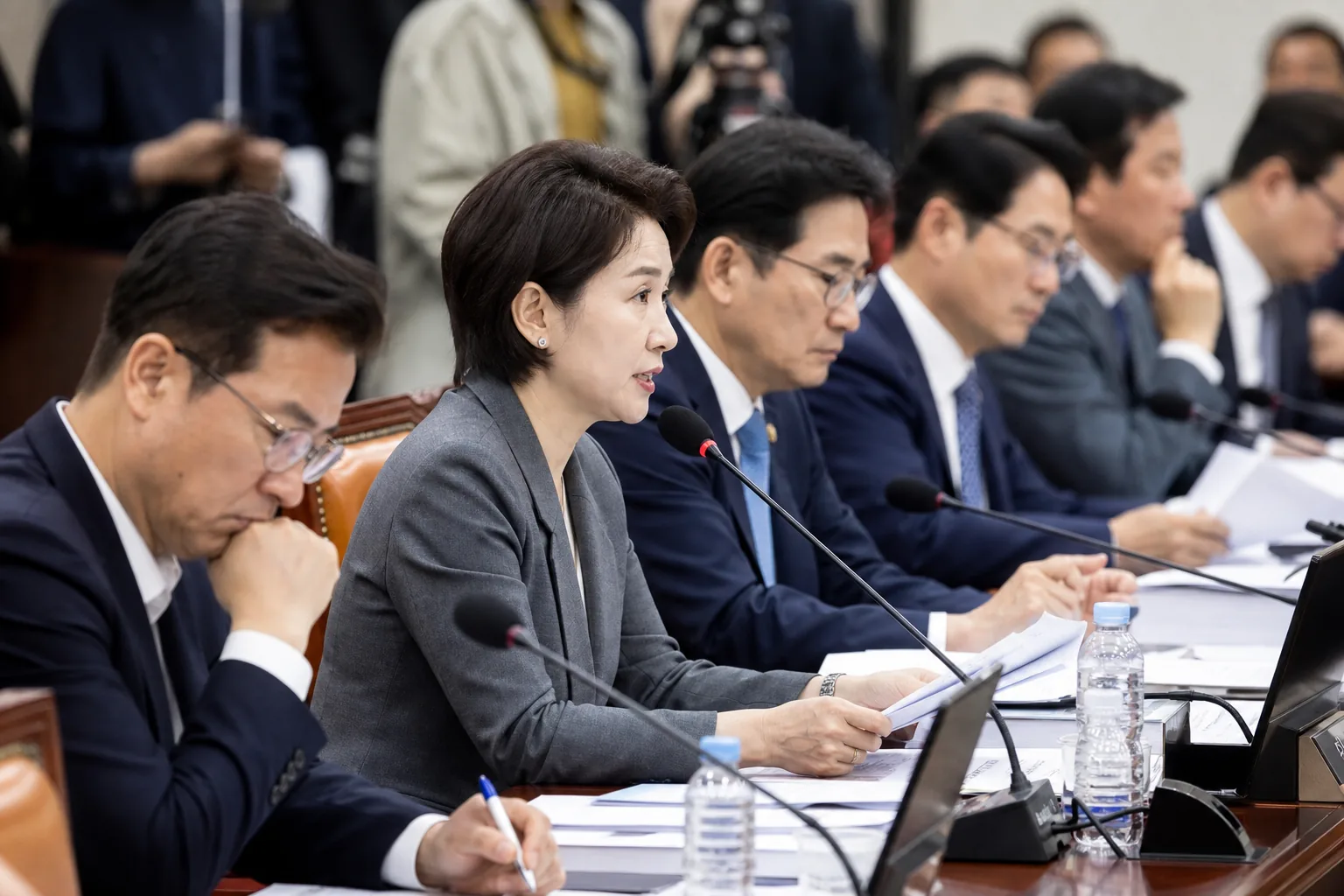선거 소청과 선관위 공정성 논란을 상징하는 이미지