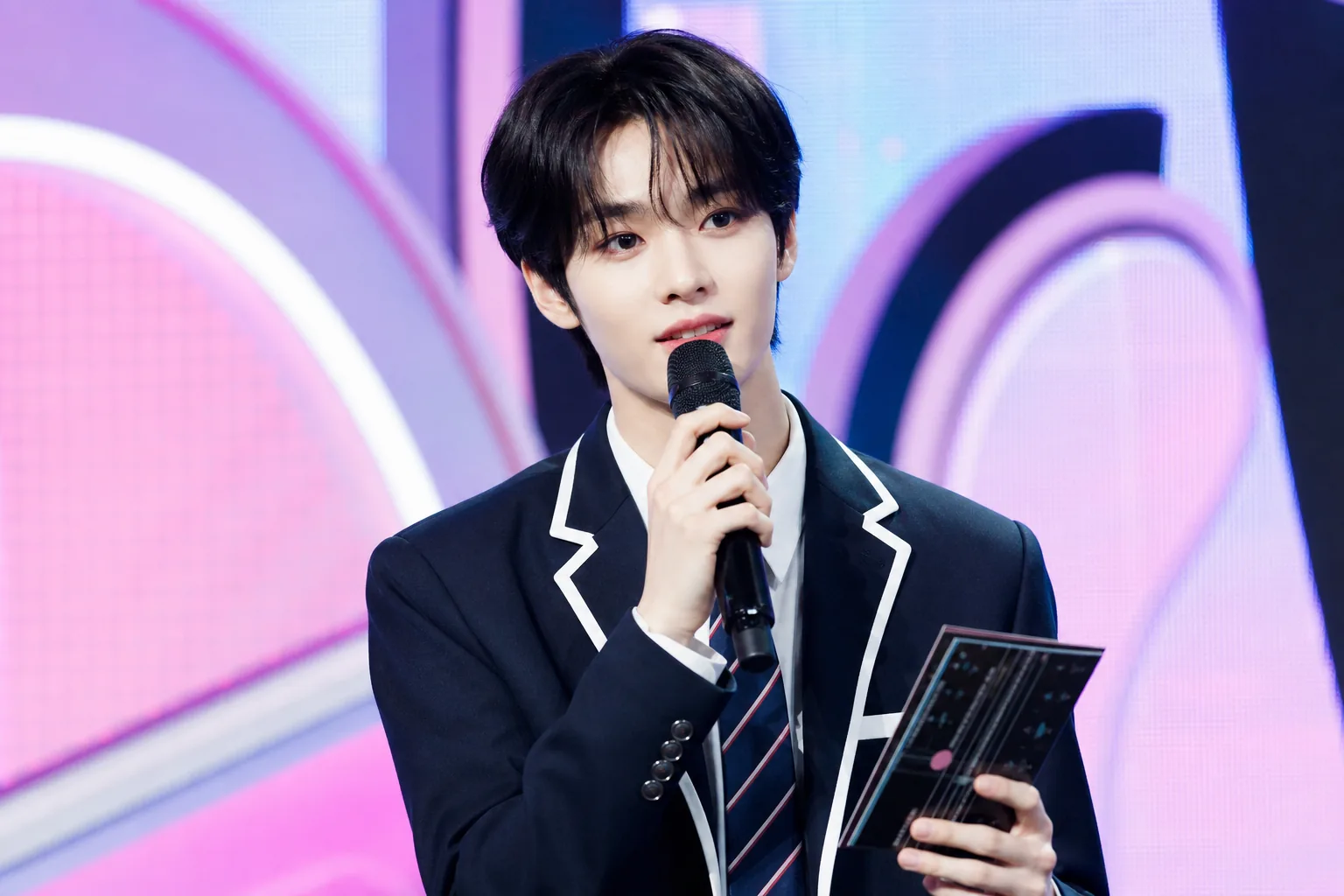 음악방송 MC 무대와 팬덤 투표 열기를 표현한 이미지