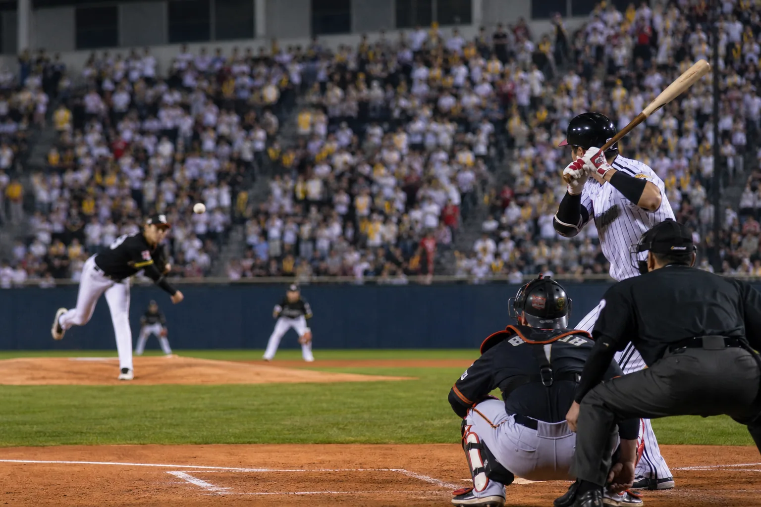 KBO 후반기 4연전 대진과 순위 경쟁을 나타내는 야구장 이미지