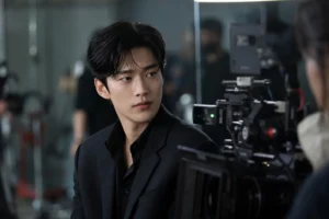 숏폼 드라마 촬영 현장에서 강렬한 연기를 준비하는 배우 이미지