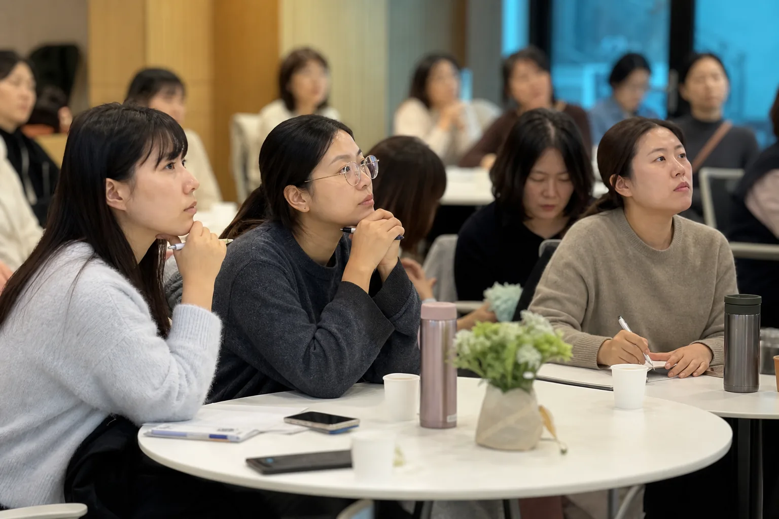 사회복지사가 청년과 상담하며 지원 방안을 찾는 이미지
