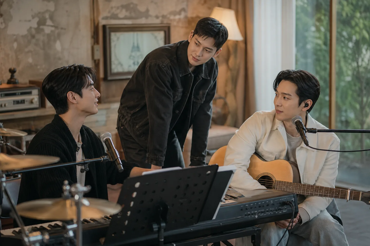 예능 제작 회의와 무대 콘셉트 준비를 표현한 이미지