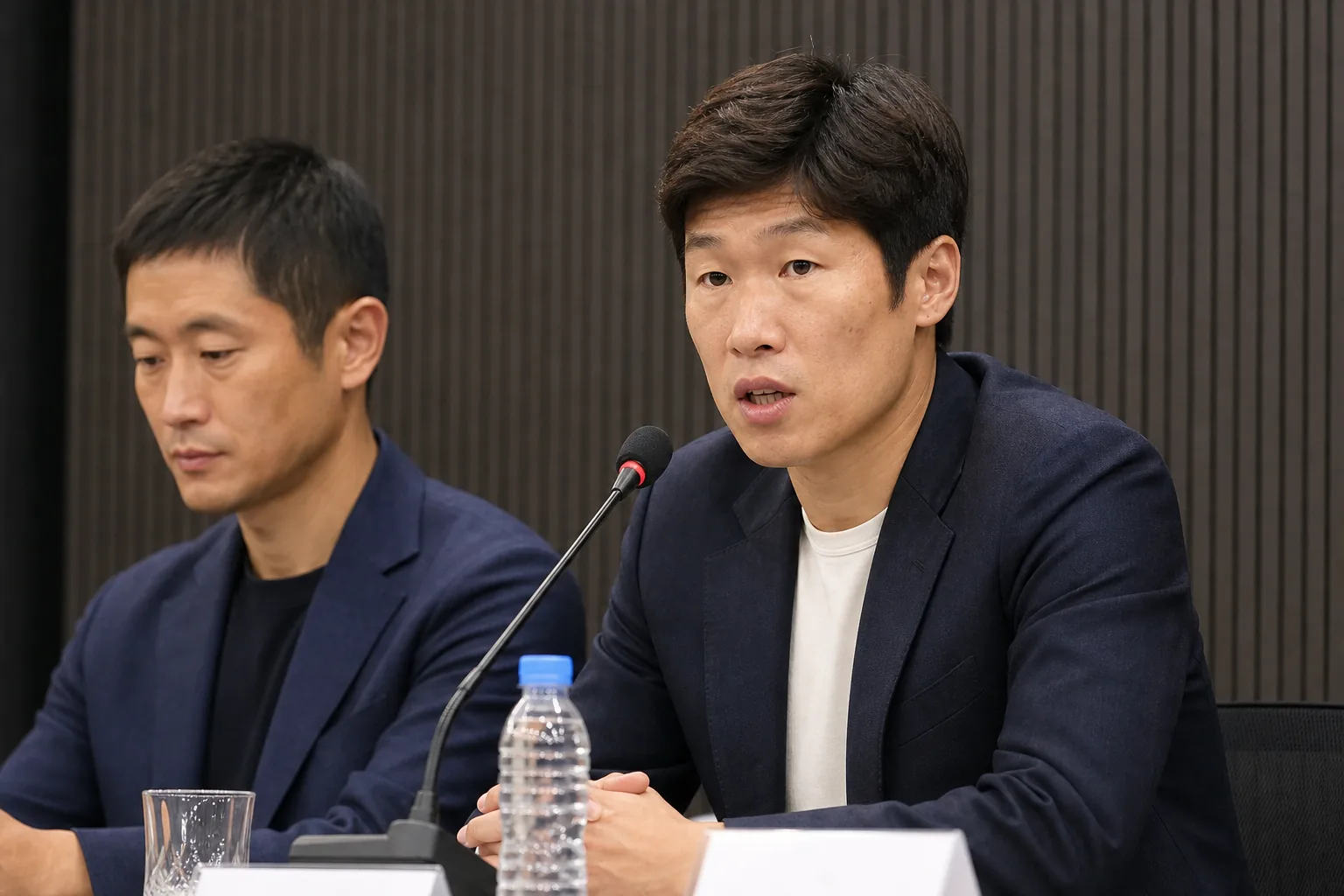 국회 청문회장과 축구협회 운영 점검을 표현한 이미지