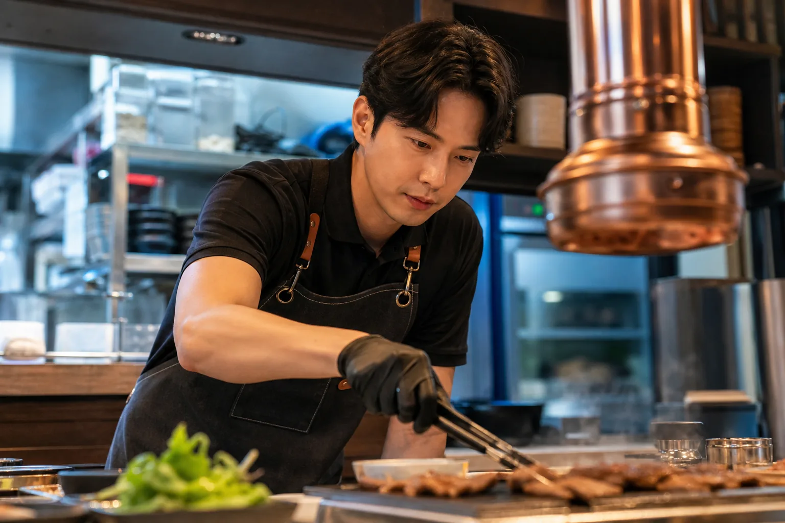 식당 운영과 연기 활동 사이의 삶을 상징하는 장면