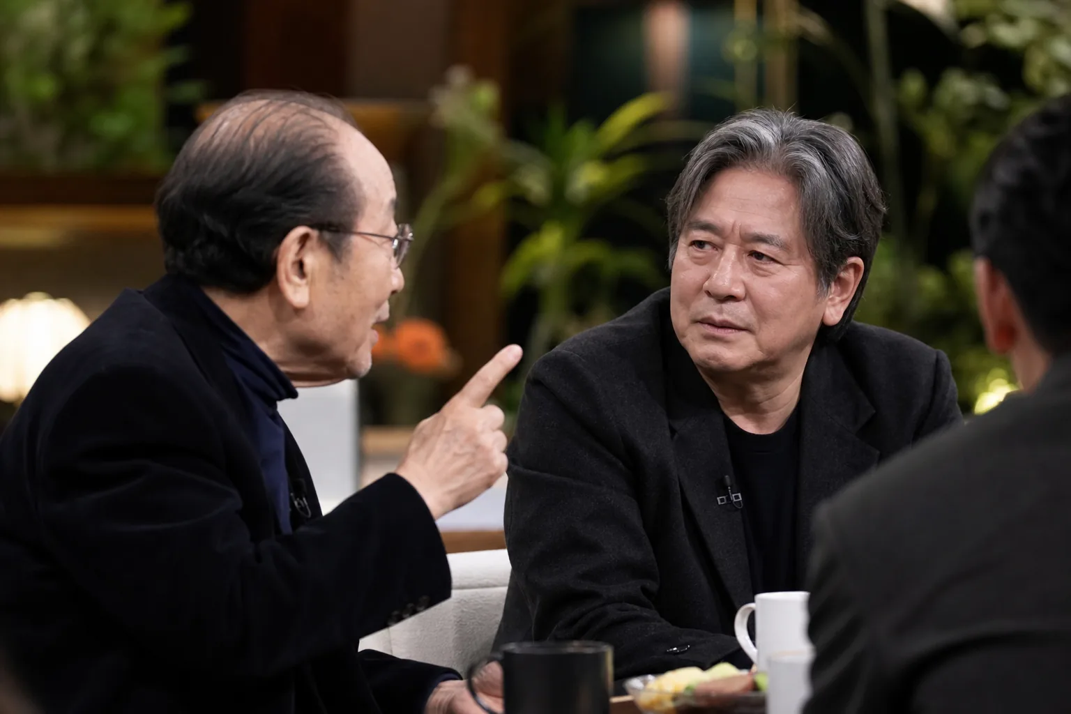 공연 뒤풀이 자리에서 선후배 배우들이 대화하는 모습