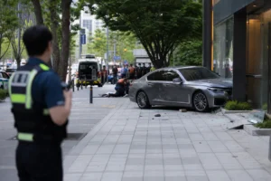 도심 교차로 교통사고와 보행자 안전을 표현한 이미지