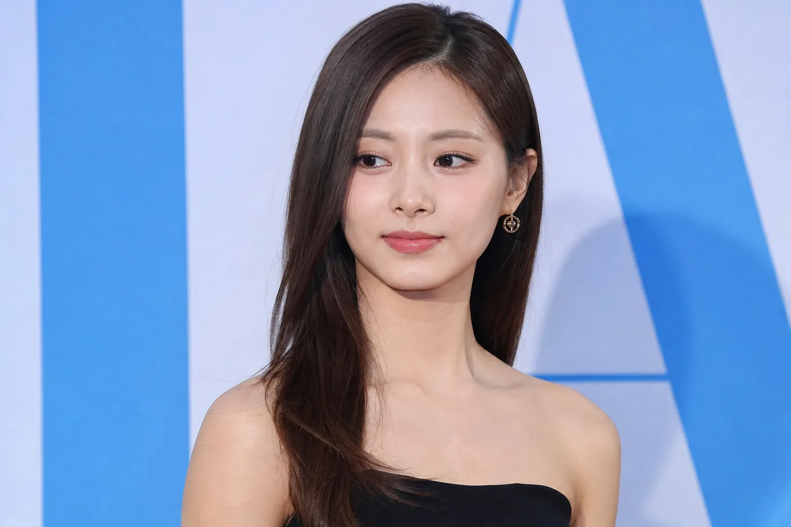 K팝 아티스트 계약 논의와 소속사 회의를 표현한 이미지