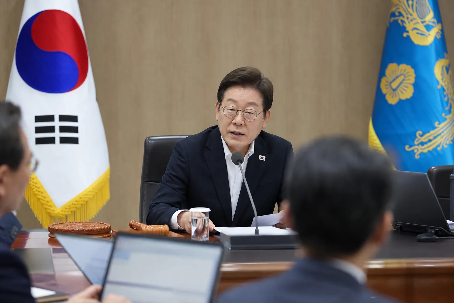 청년 일자리와 산업 성장동력을 함께 표현한 정책 이미지