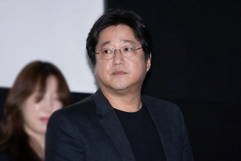 영화 시사회장과 취재진이 모인 공식 행사 이미지