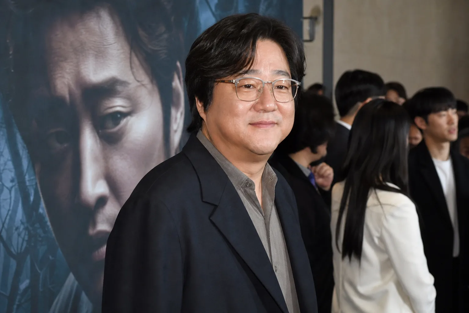 영화 VIP 시사회장에 취재진과 참석자들이 모인 장면