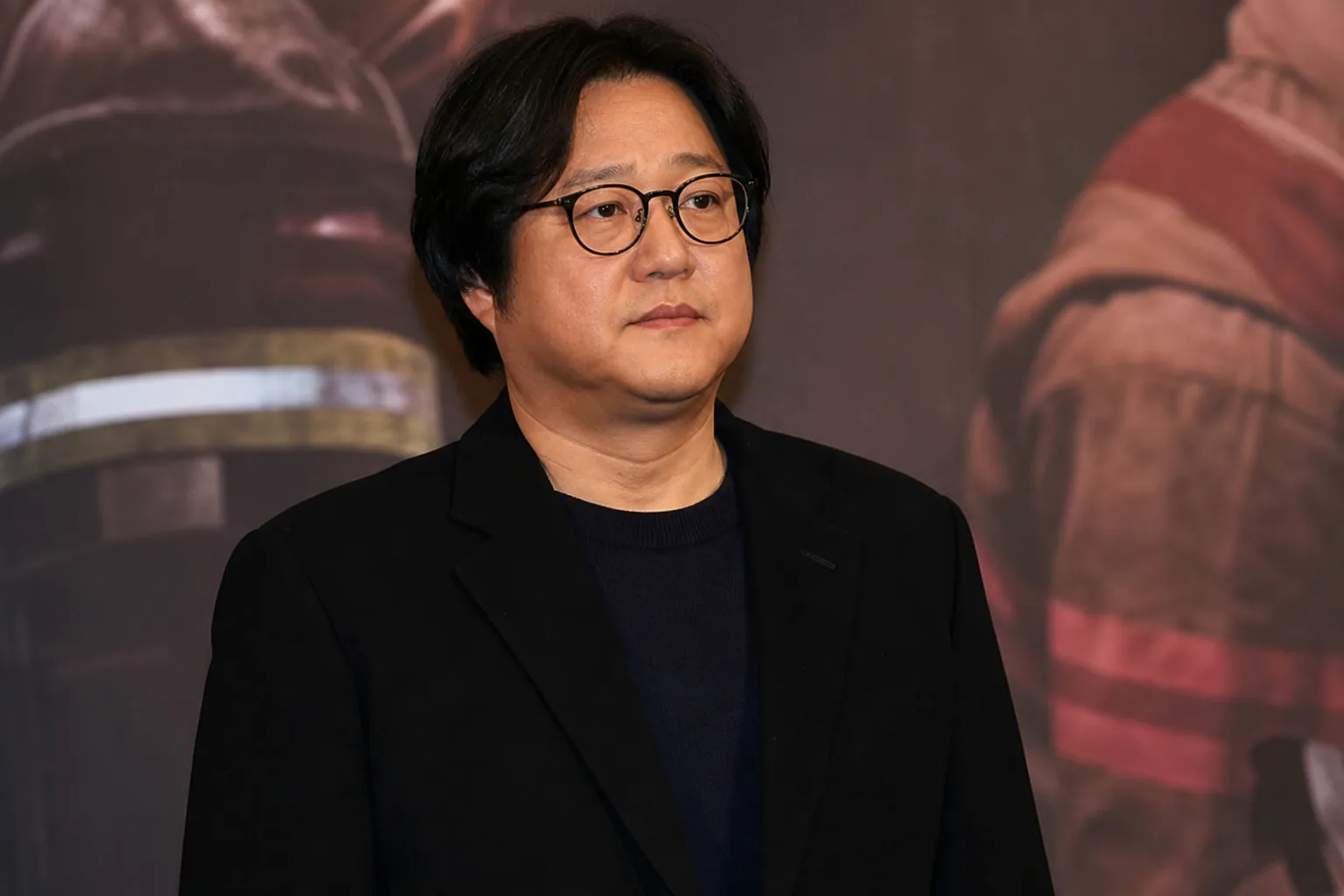 영화 포스터와 객석, 조명이 있는 극장 로비 분위기