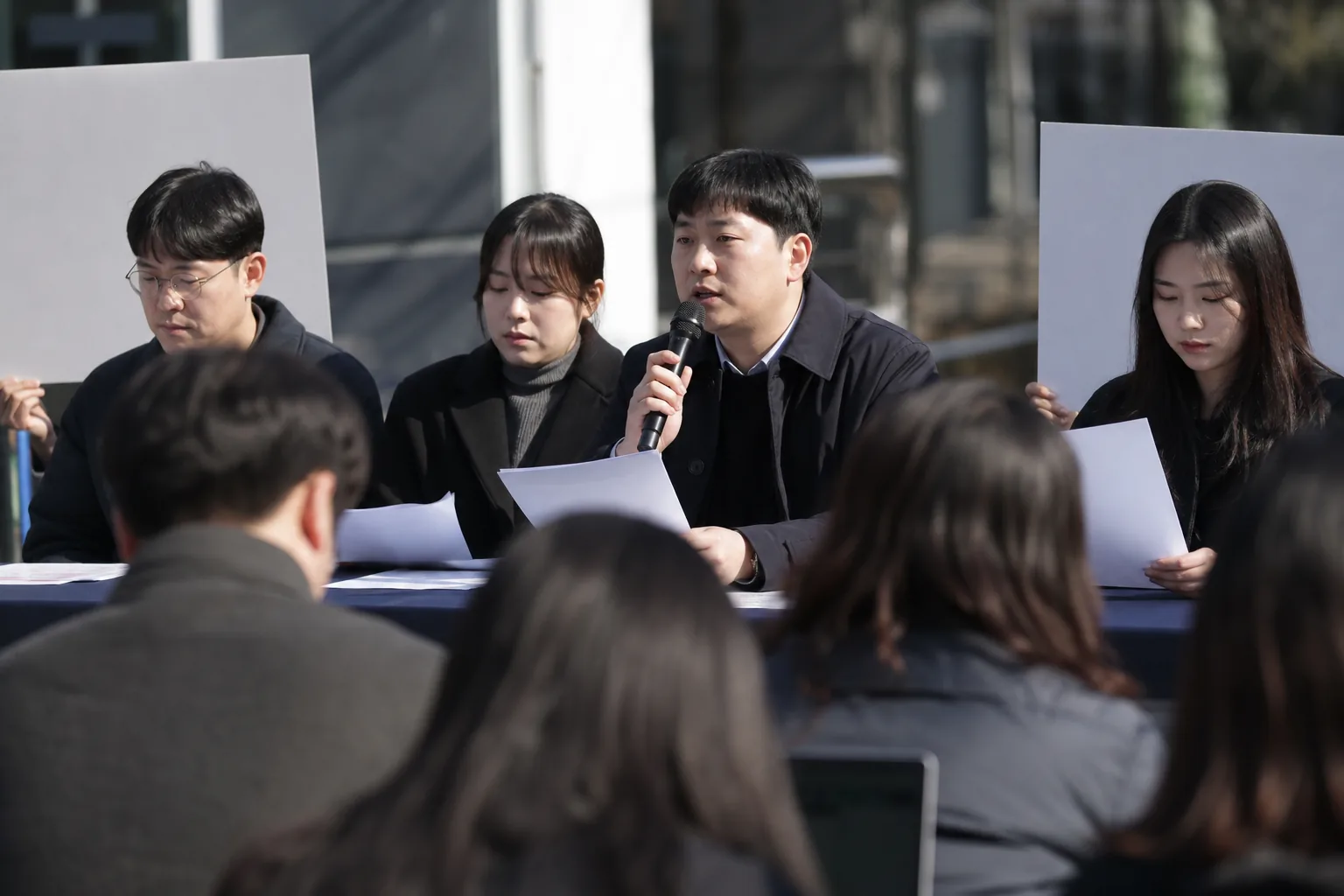 교사들이 교육청 앞에서 교권보호를 요구하는 이미지