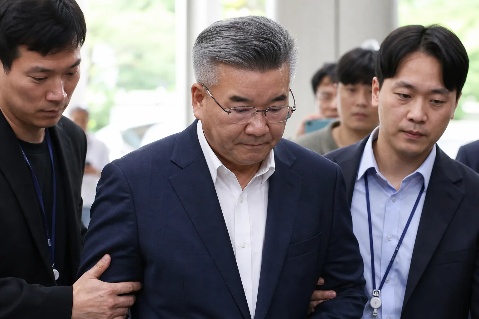 감사보고서와 법원 영장심사를 상징하는 이미지