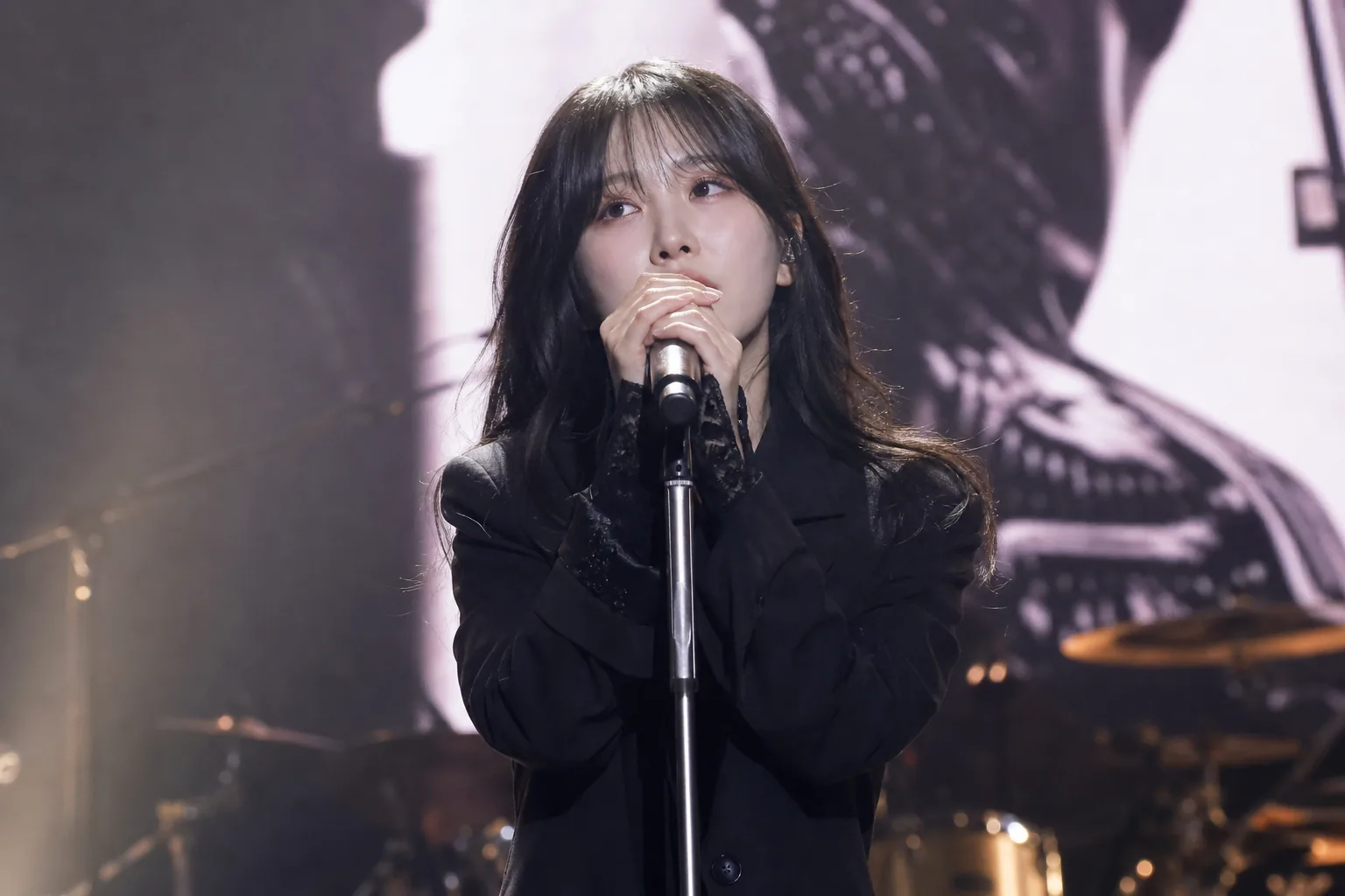 밴드 사운드 중심의 쇼케이스 무대를 표현한 이미지