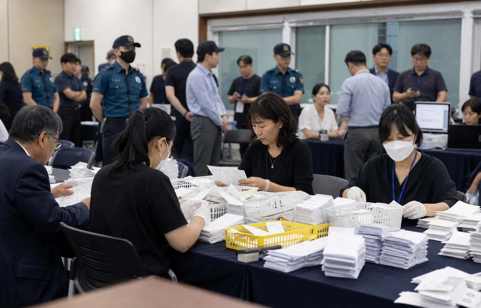 선거관리위원회 개표장과 참관 절차를 표현한 이미지