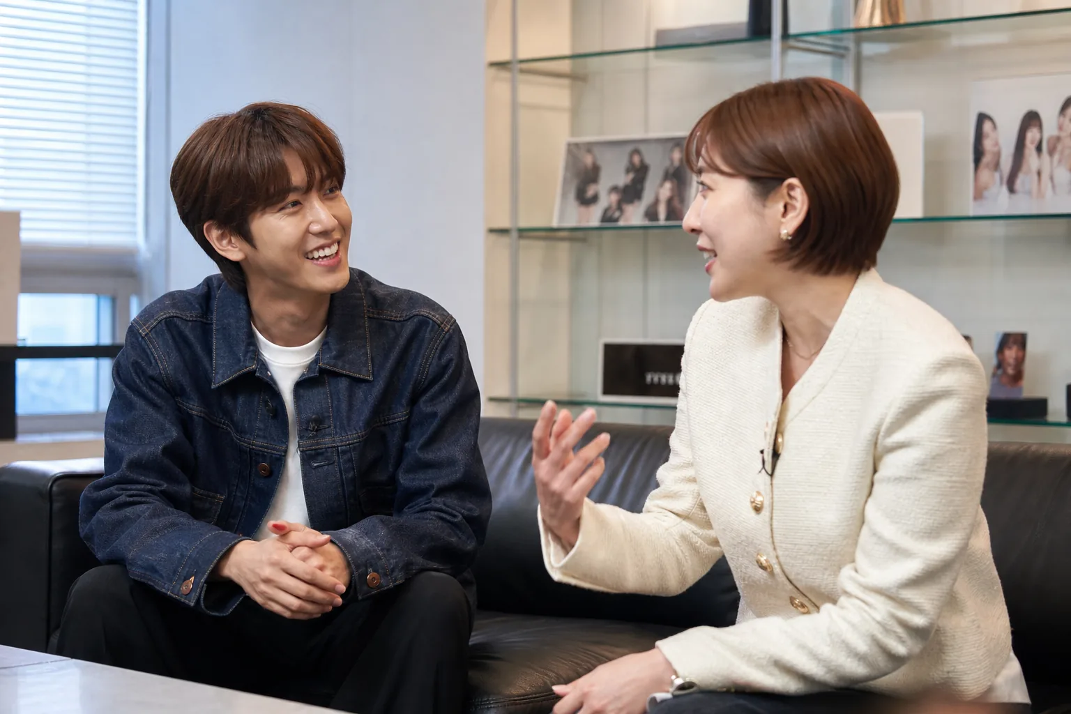 유튜브 예능 스튜디오에서 과거 아이돌 활동을 회상하는 이미지