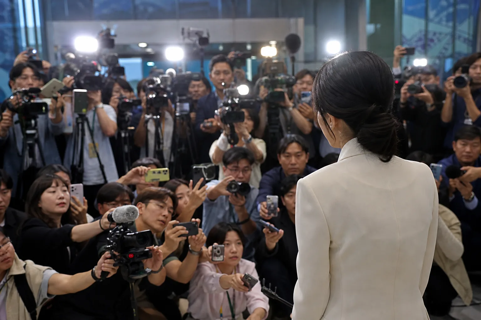 국빈 방문 외교 장면과 국내 정치 논쟁의 파장을 보여주는 이미지