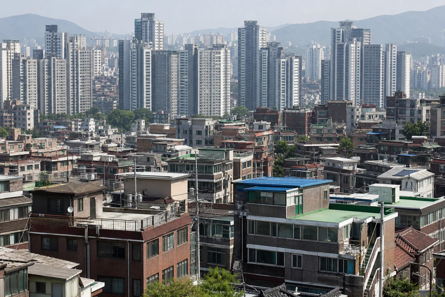 서울 주택 시장에서 아파트와 연립 다세대 거래량을 비교하는 부동산 상담 장면