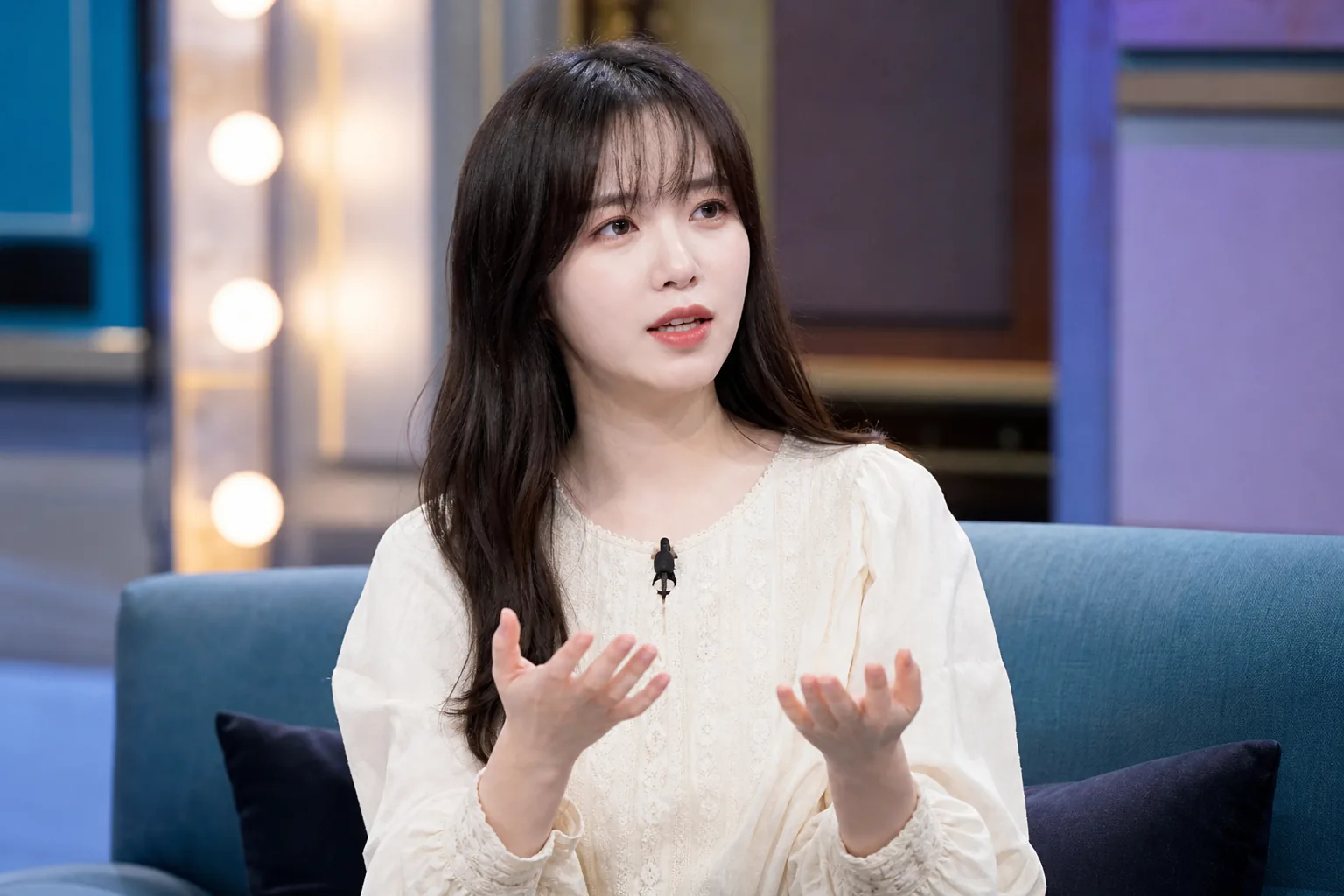 방송 스튜디오에서 배우가 인터뷰하며 악플 대처 경험을 이야기하는 장면