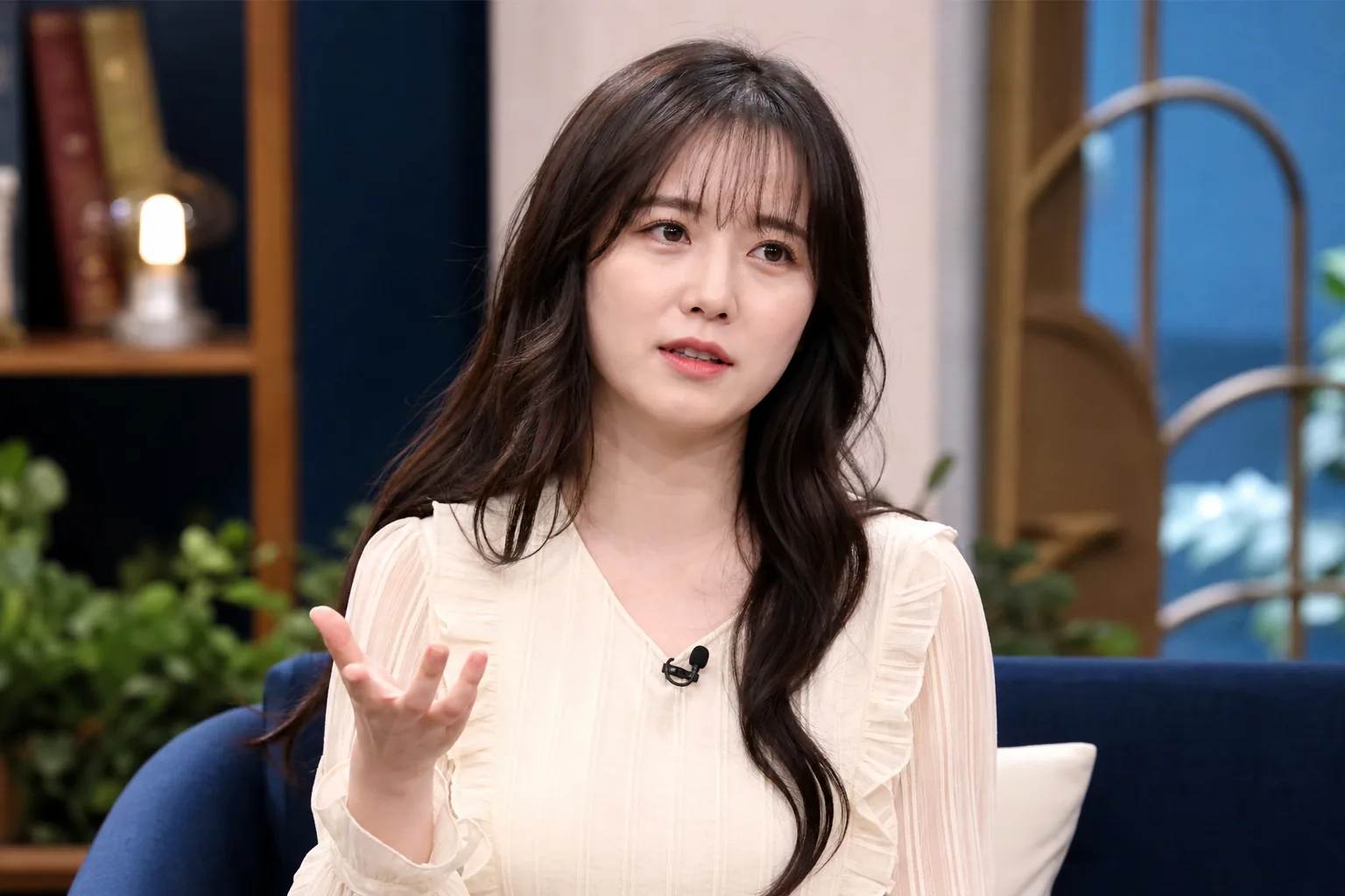 히말라야 산길을 걷는 방송 출연자의 등반 경험을 떠올리는 장면