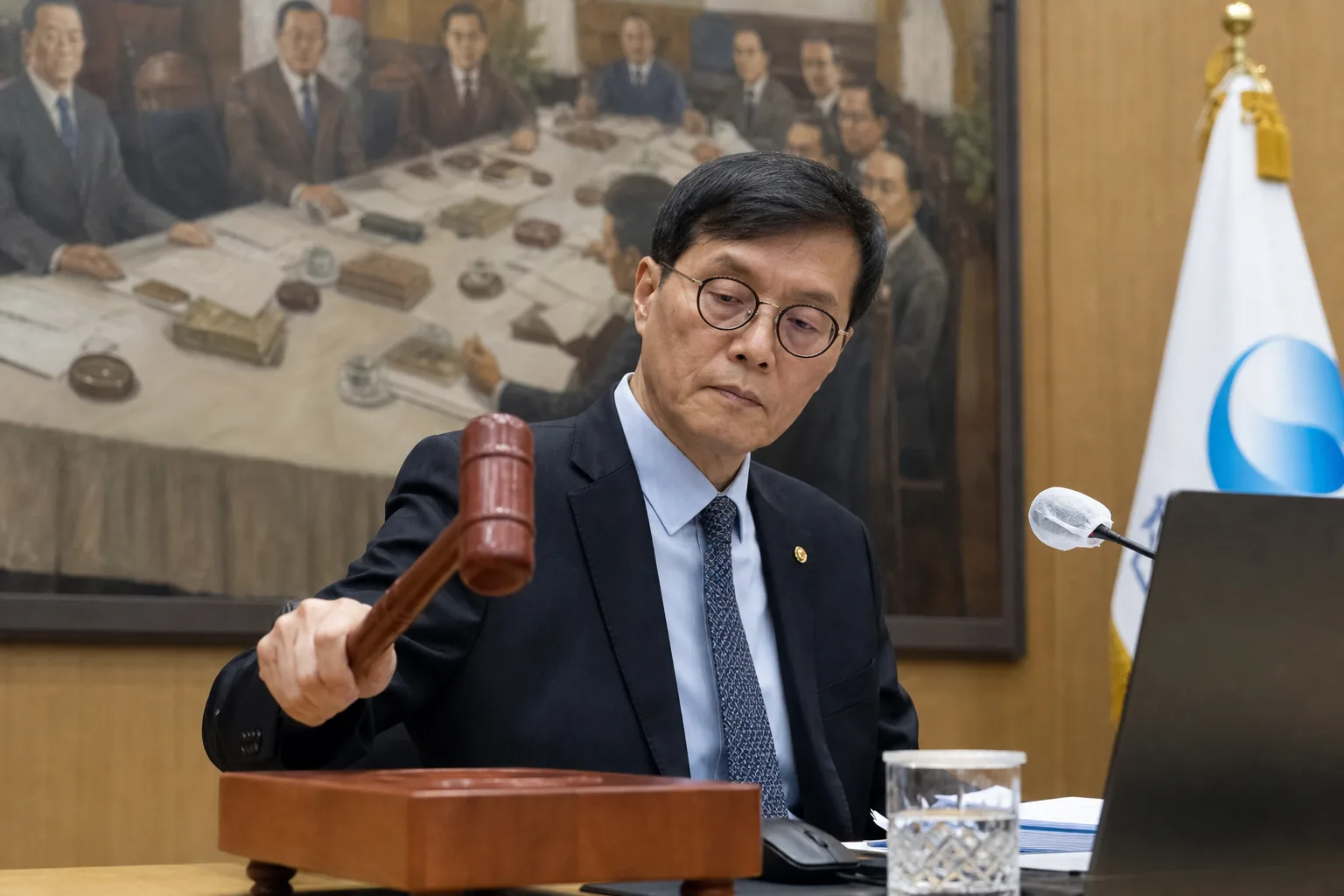 물가 상승과 금리 인상이 가계와 시장에 미치는 영향을 보여주는 이미지