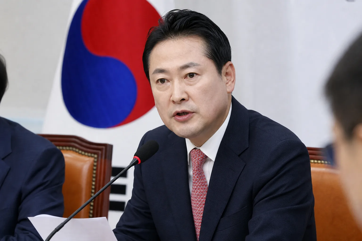 정당 회의장에서 현안 발언이 이어지는 정치 뉴스 이미지
