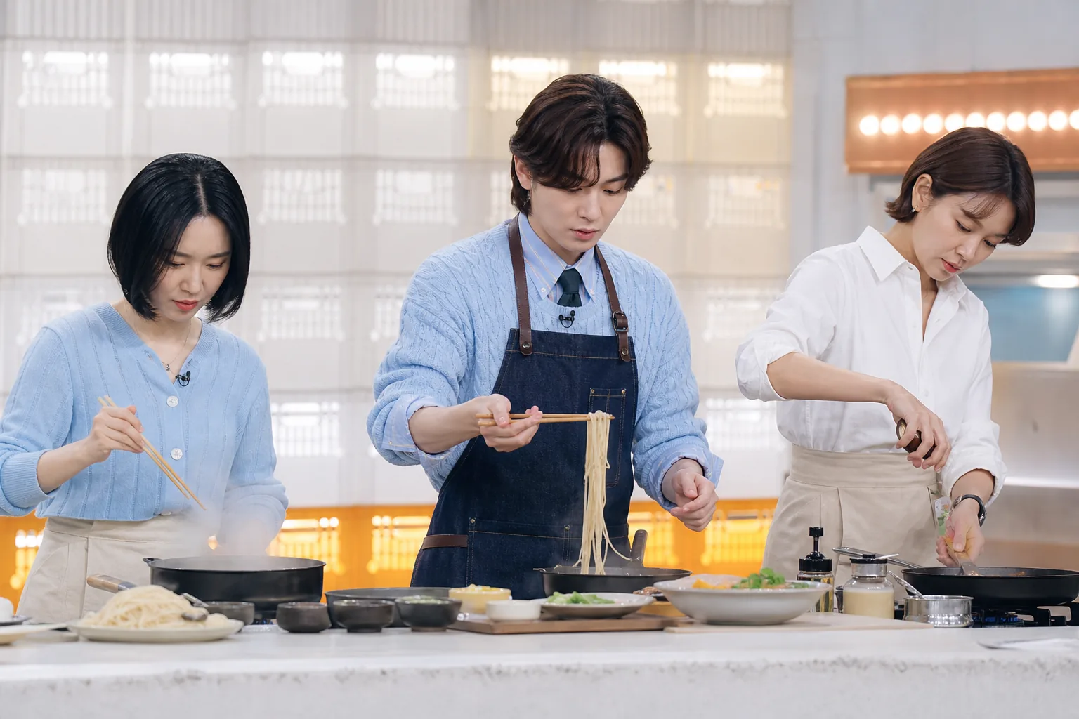 스튜디오 요리 경연과 기부를 상징하는 예능 프로그램 장면