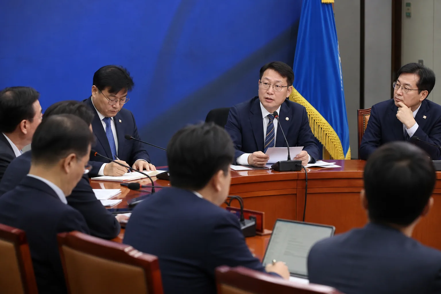 정당 선거 후보 자격 심사를 위해 회의 자료를 검토하는 당 관계자들