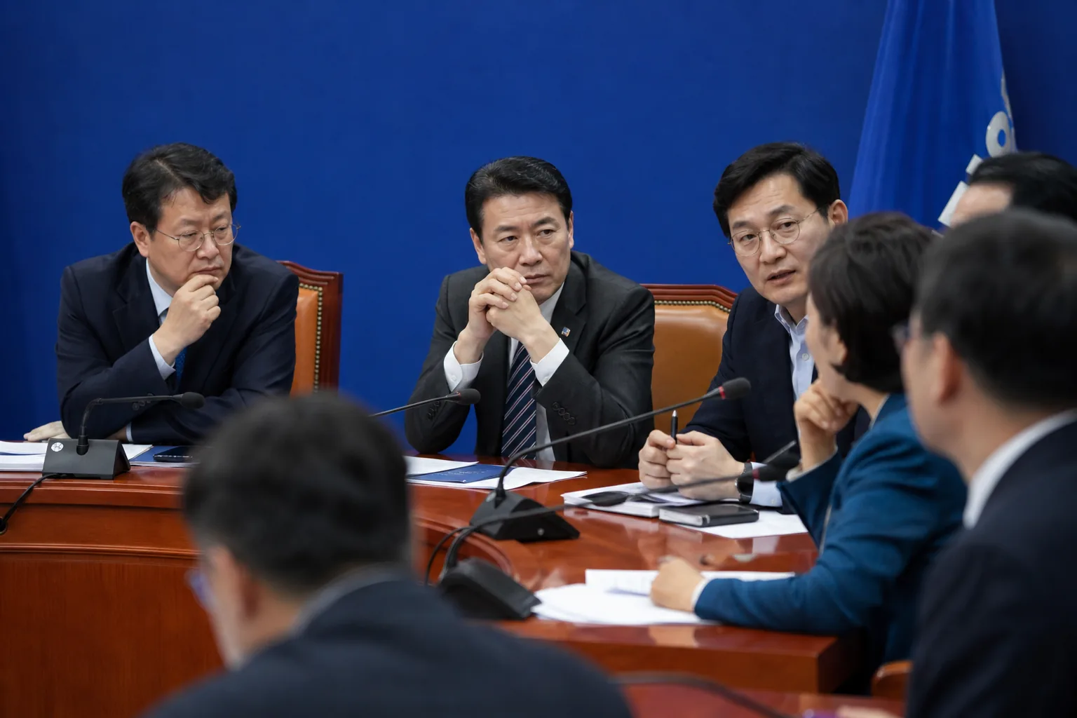 정당 전당대회와 후보 등록 절차를 준비하는 선거 관리 현장