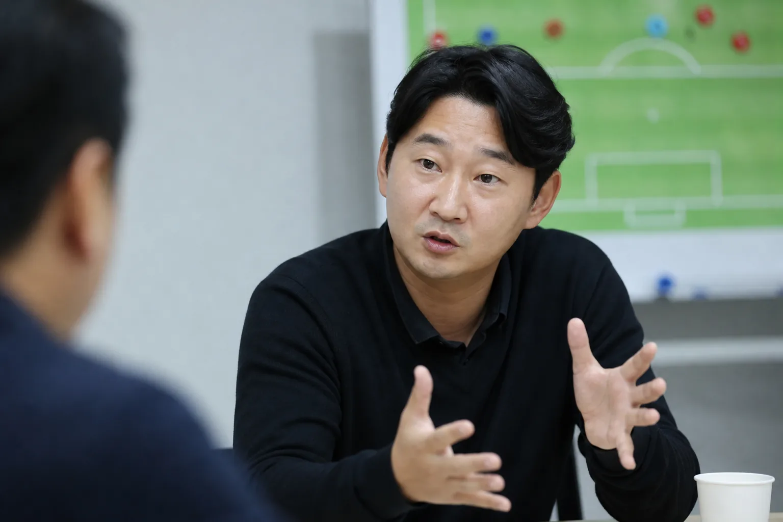 한국 축구 행정 개혁을 논의하는 회의 장면
