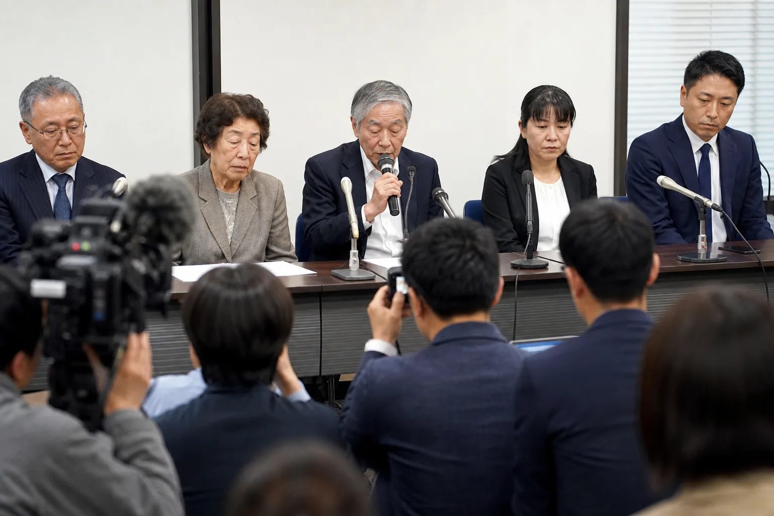 한일 과거사와 전쟁 피해자 유족 문제를 상징하는 이미지