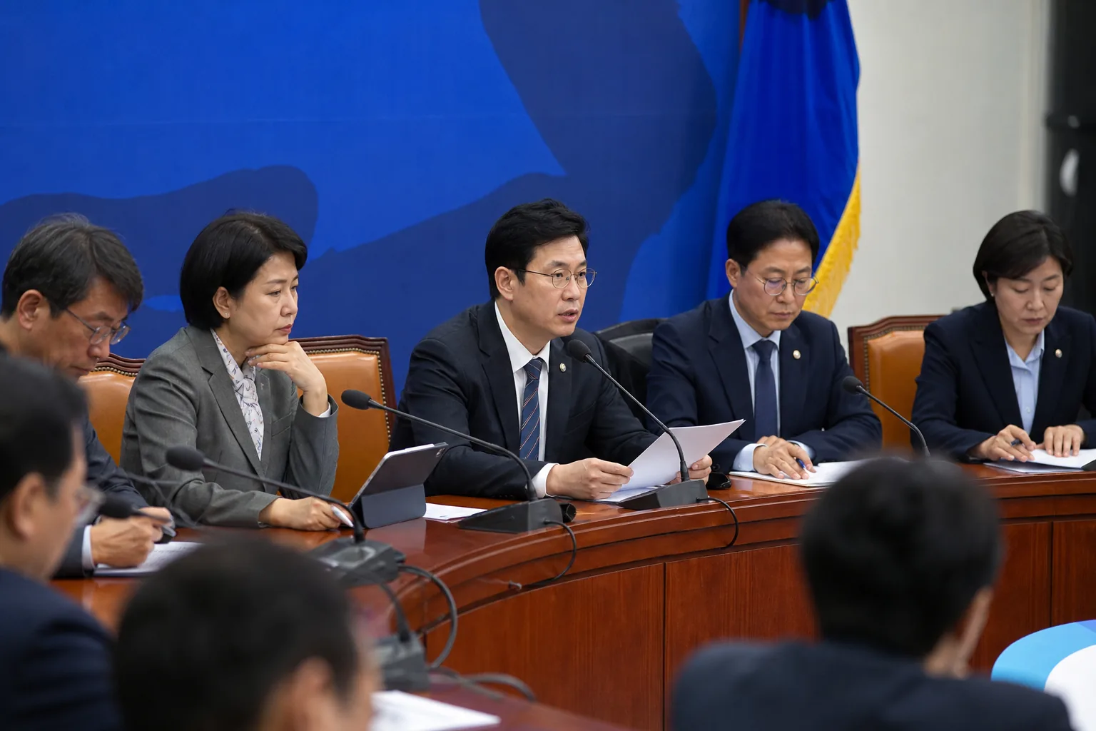 국회 회의실에서 전당대회 후보 자격을 논의하는 정당 지도부