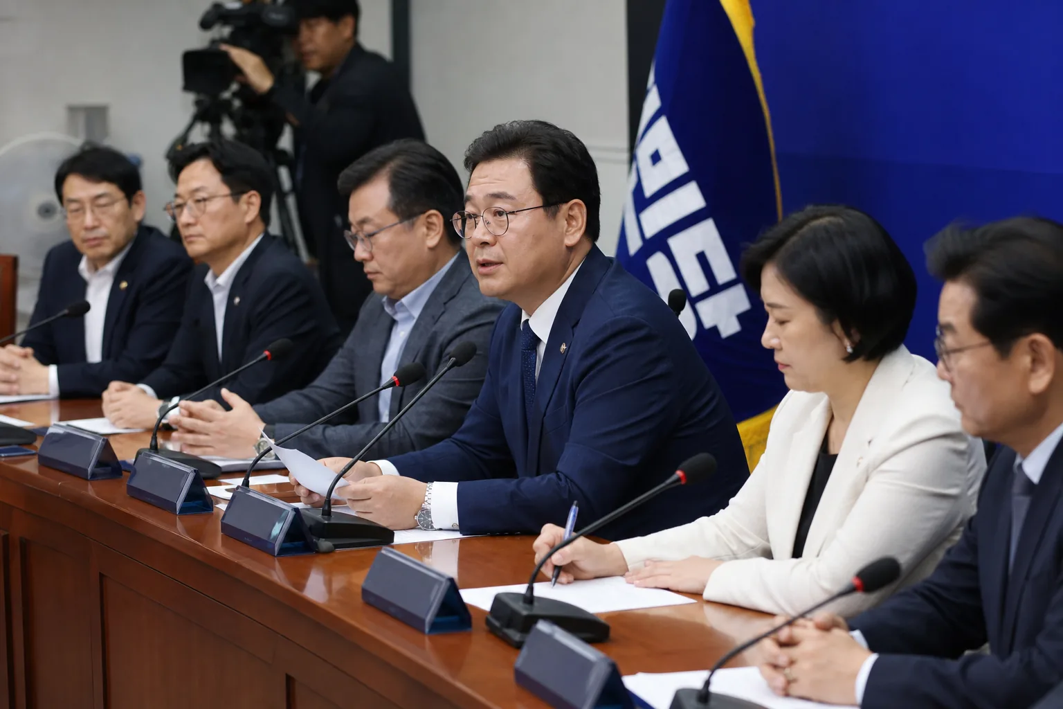 정당 전당대회 후보 등록과 당원 투표를 준비하는 모습